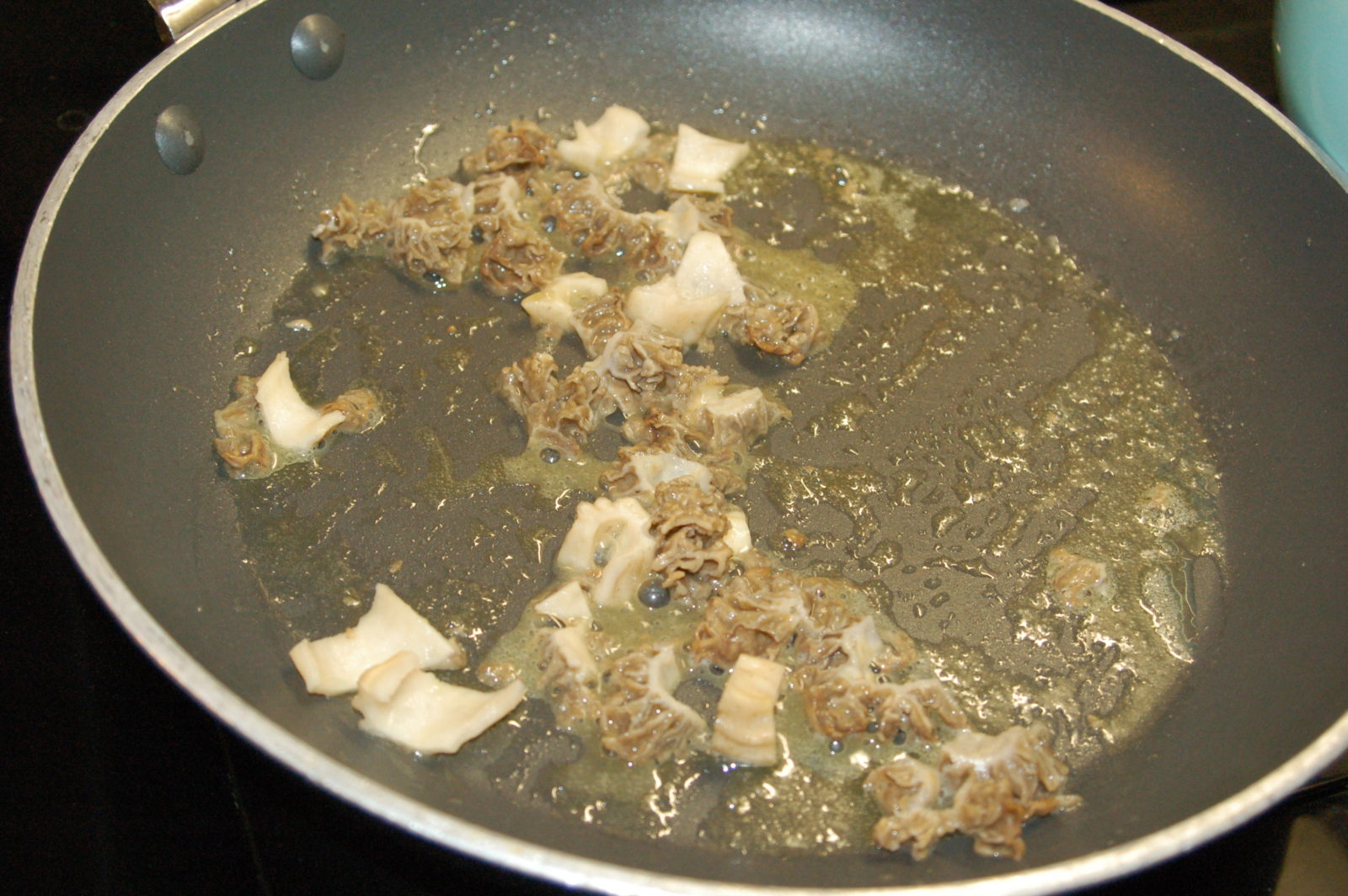 An image of cooking morels as a reminder that morel mushrooms should be cooked before consumption.